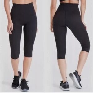 Spanx Booty Boost® Active Knee Leggings capri length